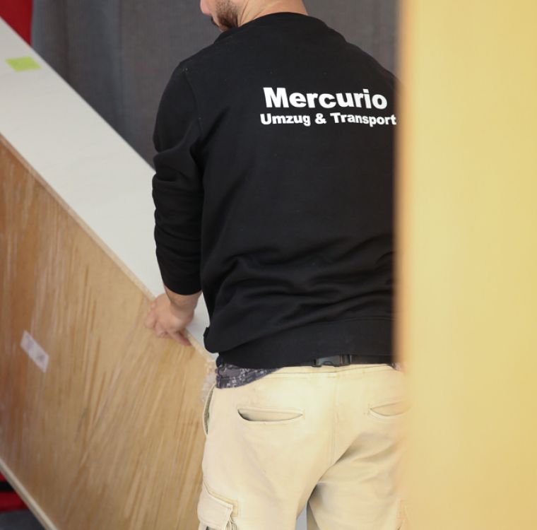 Mitarbeiter beim Möbel tragen
