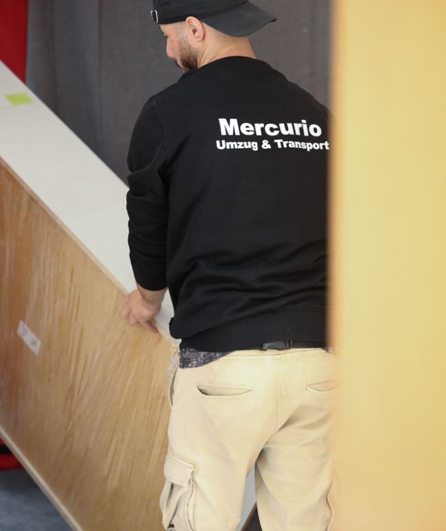 Mitarbeiter beim Möbel tragen